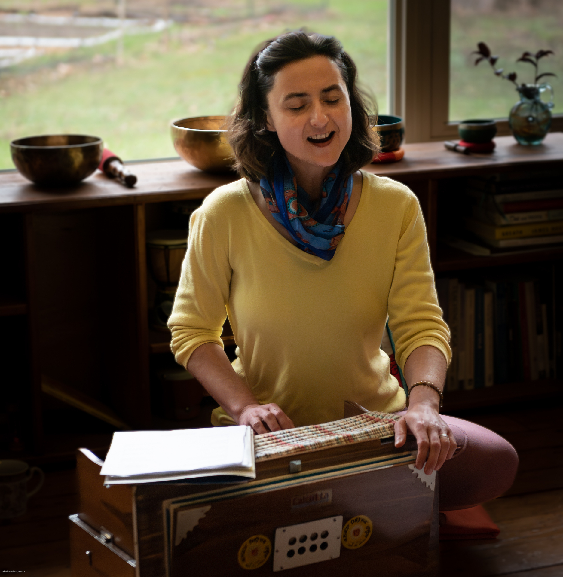 Zofia Kumas chanting with harmonium